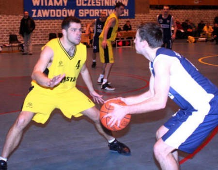Zawodnik MKKS Zabrze Adam Wilkin (z lewej) chce powstrzymać koszykarza z Jeleniej Góry.