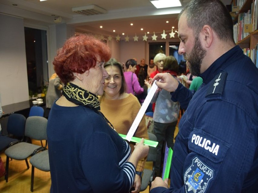 Mieszkańcy spotkali się z policjantami w Bibliotece...