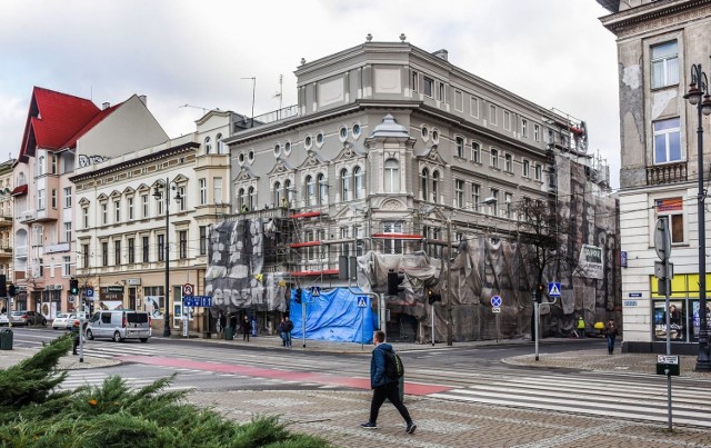 Kolejna kamienica w mieście zyskuje nowe oblicze. Dobiegają końca prace remontowe kamienicy przy ul. Gdańskiej 30 w centrum Bydgoszczy.  Budynek zyskał  nową elewację. Budowlańcy zadbali także o odnowienie detali architektonicznych. 

Już wkrótce znikną rusztowania przy kamienicy i będzie można podziwiać ją w całej okazałości. 


Wideo: INFO Z POLSKI odc.8 - przegląd najciekawszych informacji ostatnich dni w kraju

