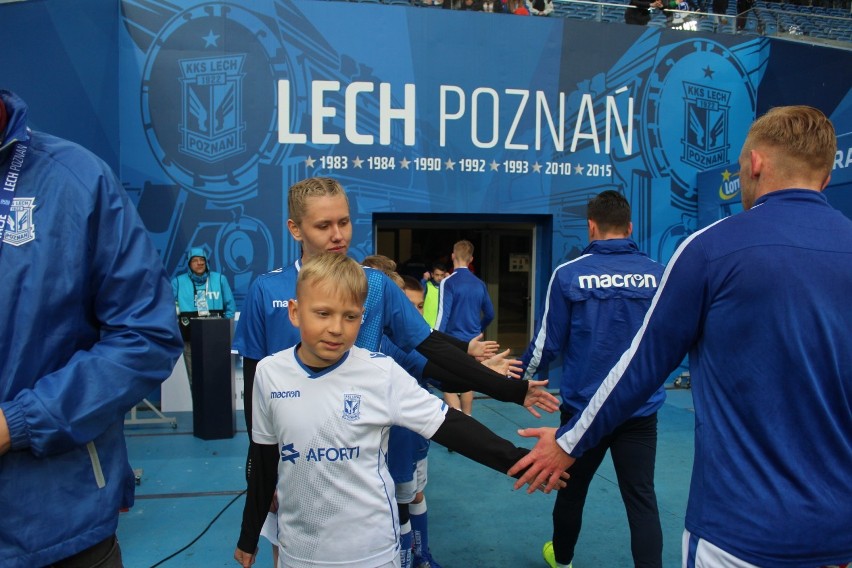 Dzieci ze skockiej Akademii Lecha Poznań na murawie stadionu przy ulicy Bułgarskiej 
