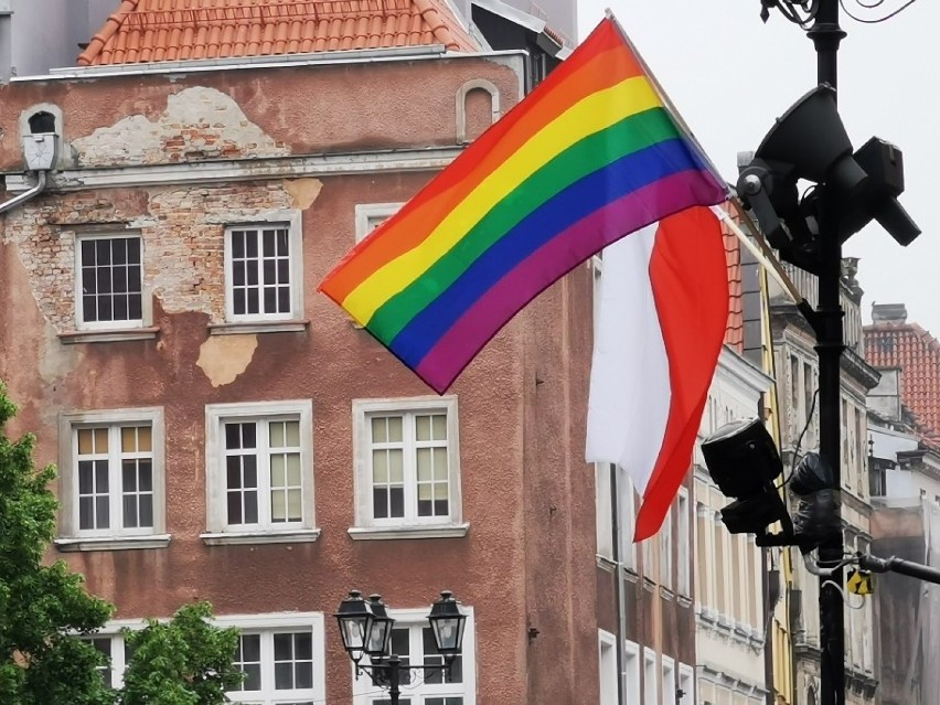 Po pierwsze, tęczowe flagi zawisły na rynku legalnie. Urząd...