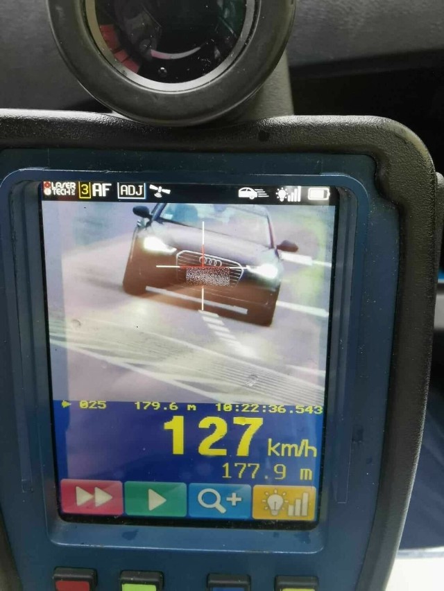 Kierowca, którego policjanci skontrolowali na ulicy Żelaznej w Kielcach, jechał 127 kilometrów na godzinę.