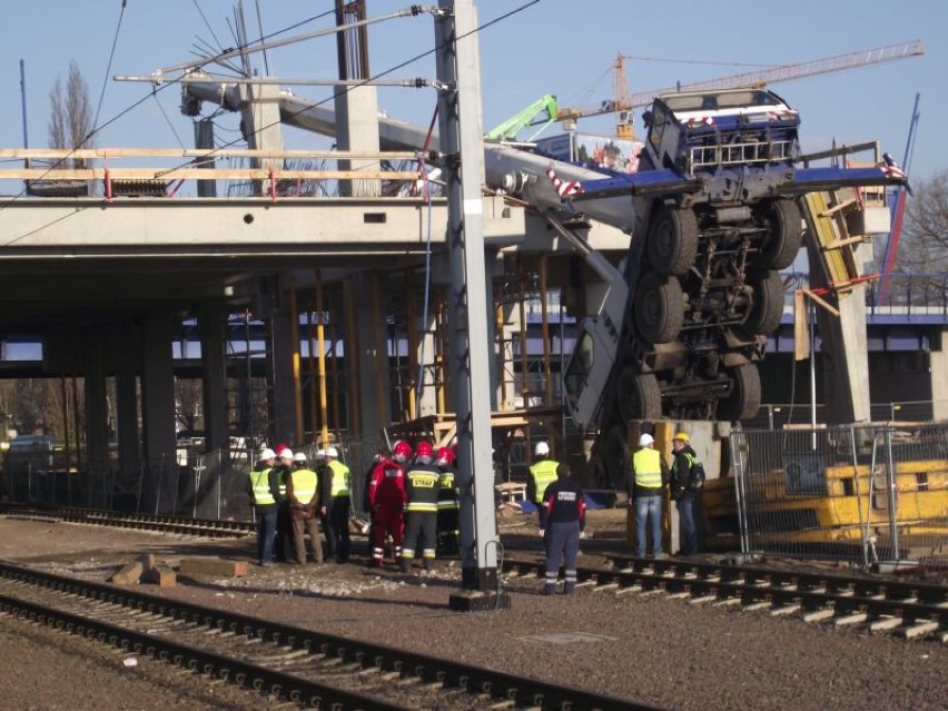 Około godz. 11 na budowie dworca przewrócił się 50-tonowy...