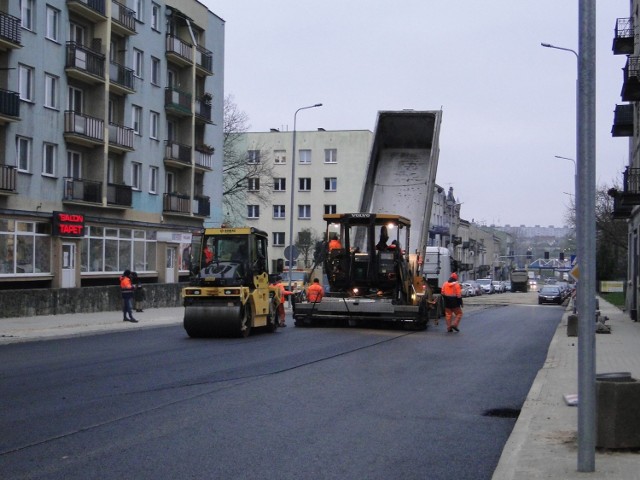 Od rana 23 listopada na ulicy 25 Czerwca będzie układana ostatnia, ścieralna warstwa asfaltu.