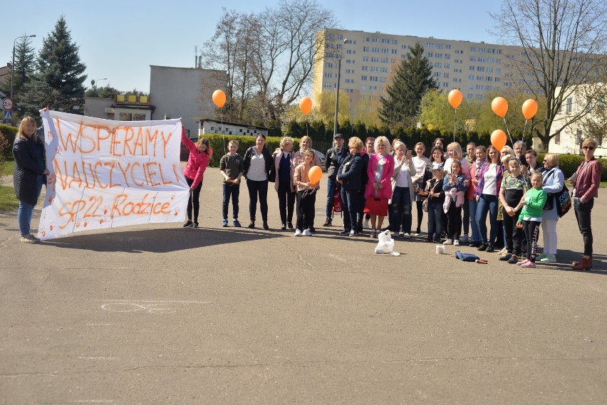 Strajk nauczycieli we Włocławku. Pikieta wsparcia dla nauczycieli przy Szkole Podstawowej nr 22 [zdjęcia]