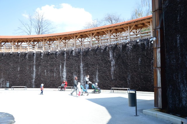 Tężnia solankowa w Bochni znajduje się tuż obok Plant Salinarnych i Szkoły Podstawowej nr 2, została uruchomiona po zimowej przerwie, 27.04.2021