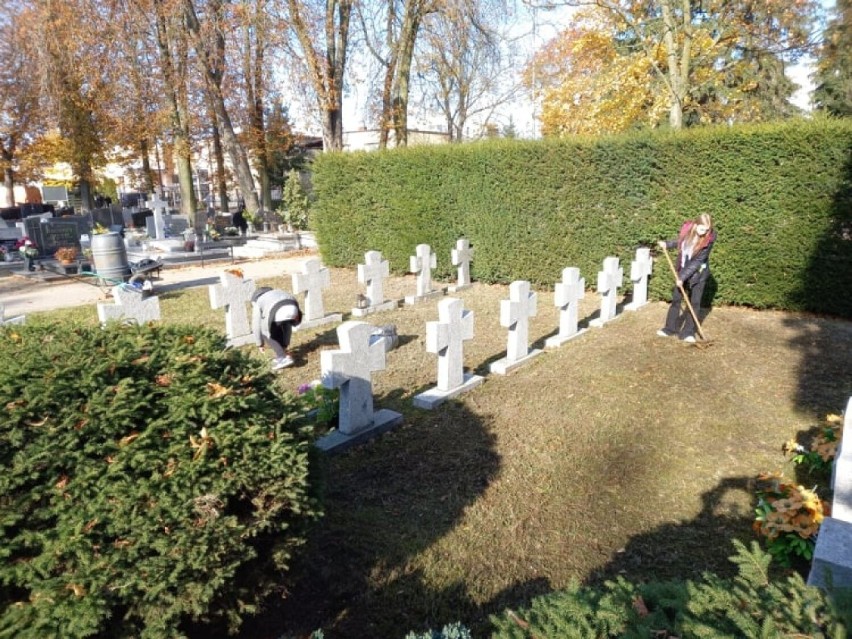Uczniowie zadbali o groby Powstańców Wielkopolskich