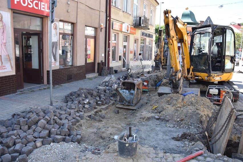 Utrudnienia dla pieszych i kierowców potrwają do końca...