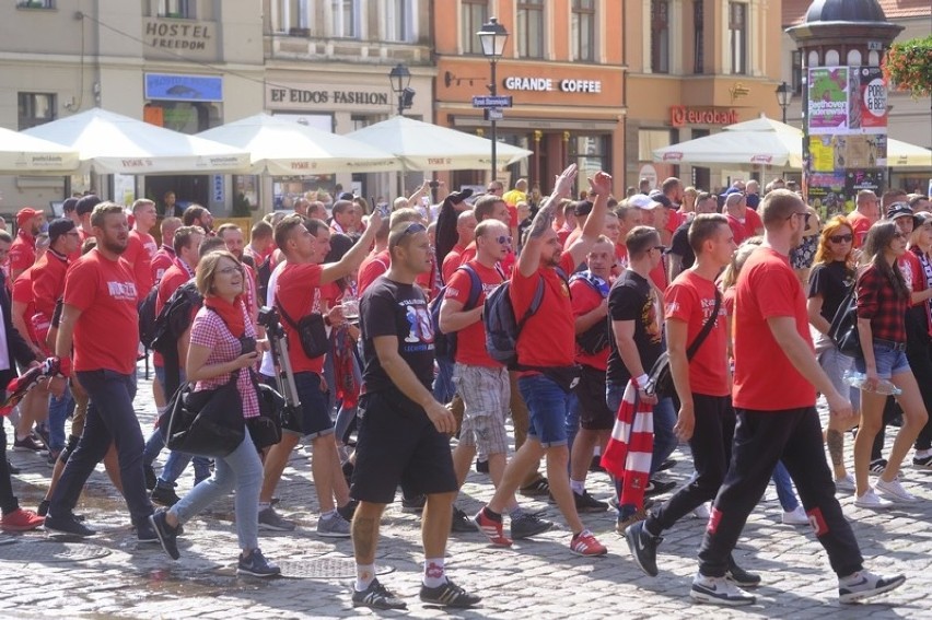Kibice Widzewa Łódź na Rynku Staromiejskim przed meczem z Elaną Toruń [ZDJĘCIA]