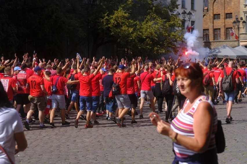 Kibice Widzewa Łódź na Rynku Staromiejskim przed meczem z Elaną Toruń [ZDJĘCIA]