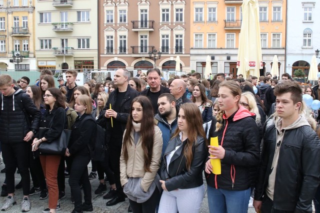III LO w Kaliszu zorganizowało happening „Po Prostu Głosuj” na Głównym Rynku