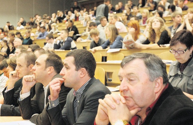 Chwila zadumy organizatorów debaty. A widzów jest wielu