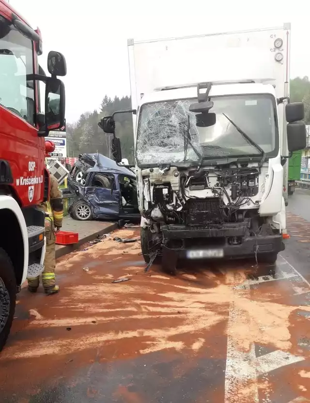 Wypadek w Krościenku nad Dunajcem. Samochód osobowy zderzył się z ciężarówką