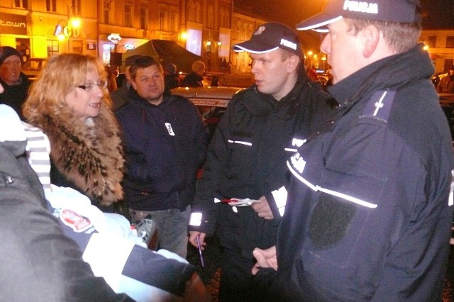 Dyrektor Bożena Witkowska tłumaczy policjantom, dlaczego auta rajdowe znalazły się w Rynku