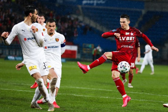 W sezonie zasadniczym Wisła Kraków z Koroną najpierw zremisowała w Kielcach 1:1, a następnie pokonała ją przy ul. Reymonta 2:0