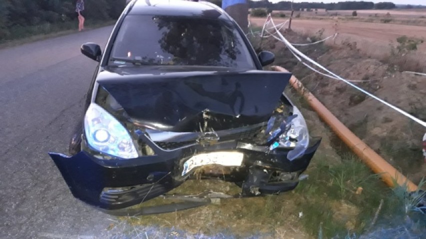 Groźny wypadek w gminie Darłowo. Auto uderzyło w drzewo [ZDJĘCIA]
