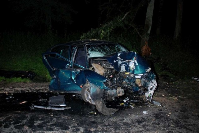 Rozbity ford mondeo na drodze koło Nietuszkowa. Śmierć w wypadku poniósł 21-letni pasażer