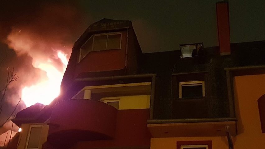 Wrocław. Wielki pożar w bloku przy ul. Jaracza [ZOBACZ ZDJĘCIA]