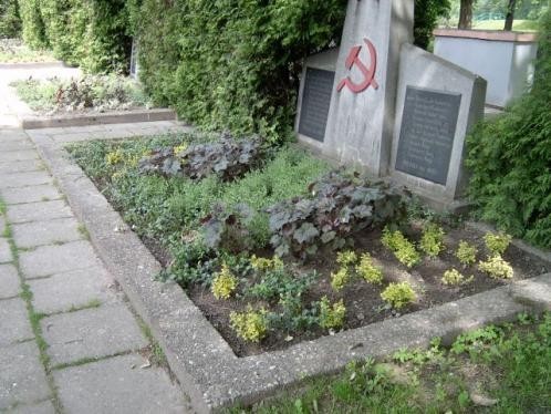 Gubernator Petersburga złożył wiązankę kwiatów na cmentarzu żołnierzy radzieckich