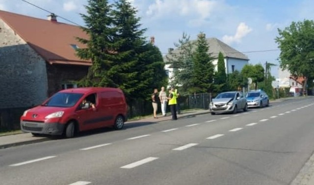 W zderzeniu trzech samochodów ucierpiała jedna osoba.