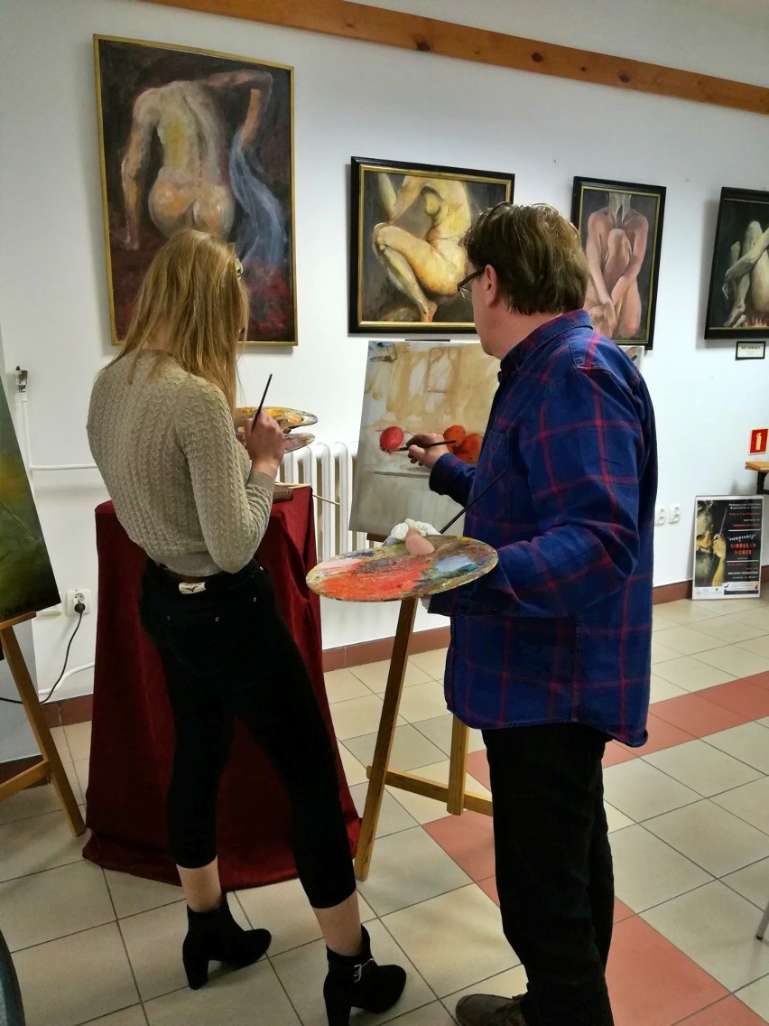 Człuchów. Spotkanie młodzieży ZSA Człuchów ze sztuką w bibliotece pedagogicznej