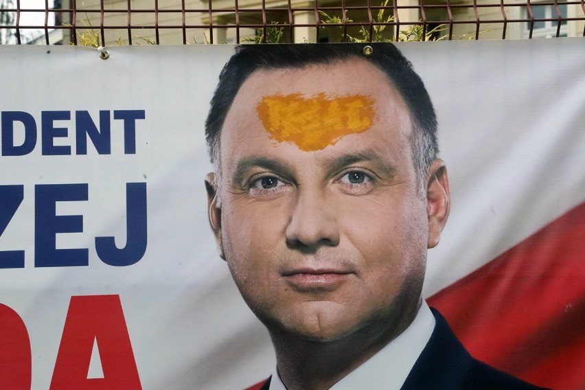 Plakaty i banery wyborcze są w Legnicy notorycznie niszczone [ZDJĘCIA]