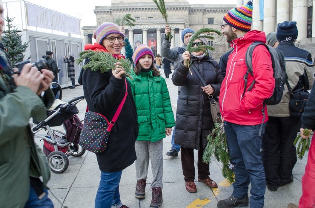 Zielone serce dla Puszczy Białowieskiej. Akcja Greenpeace na Placu Defilad [ZDJĘCIA]