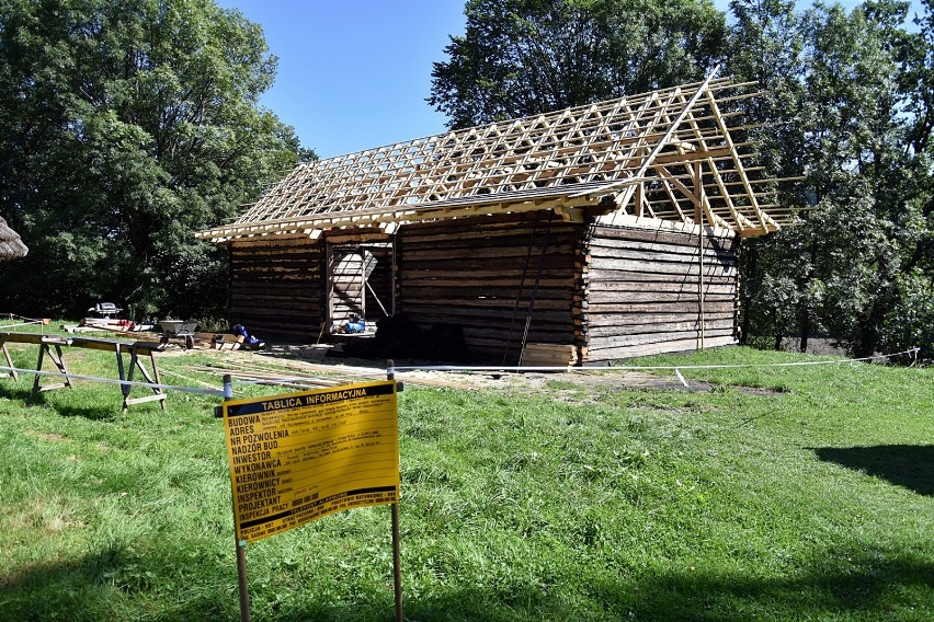 Szymbark. W skansenie powstaje nowa stodoła. Zbudowana jest ze starych elemntów. Teraz cieśle stawiają dach