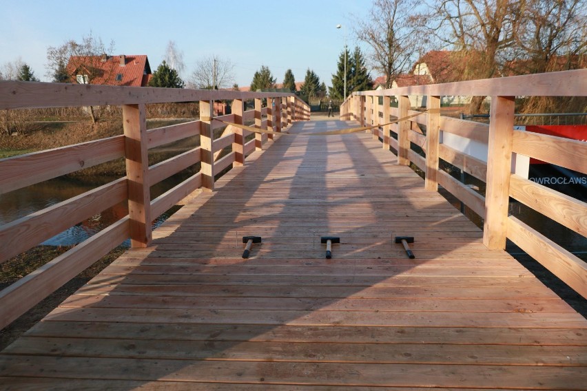 Z drewnianego mostku mogą korzystać piesi i rowerzyści....