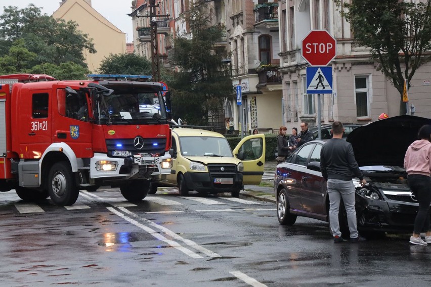 Wypadek na skrzyżowaniu ulic Andersa i Wojska Polskiego w Legnicy [ZDJĘCIA]
