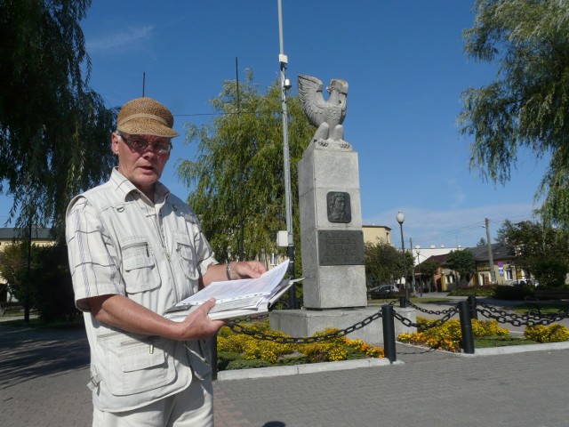 Eugeniusz Biskupski, inicjator budowy pomnika, uważa, że nowa tablica przekłamuje historię