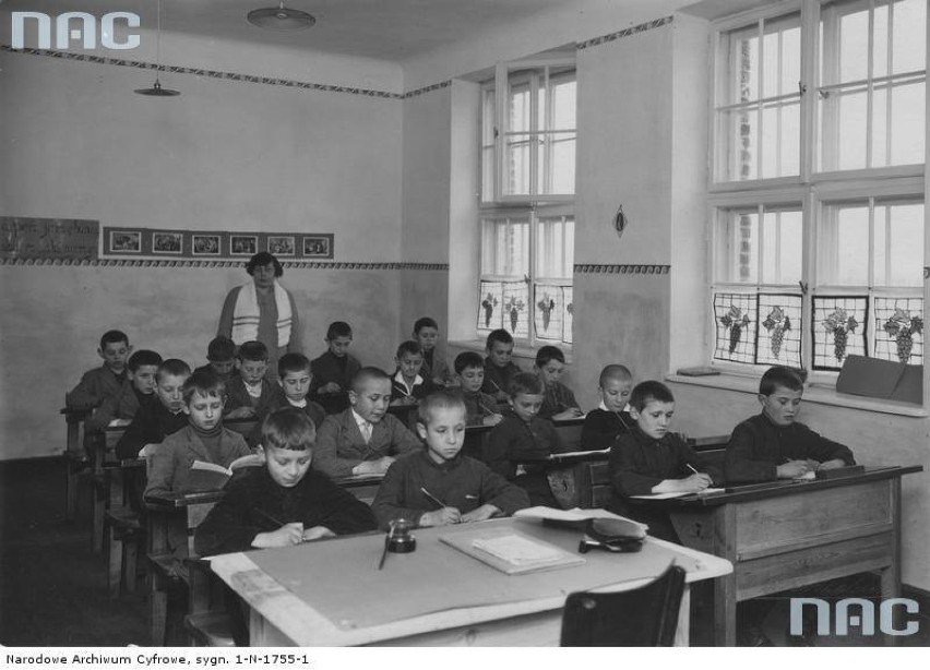 Uczniowie szkoły powszechnej w Sochaczewie w trakcie lekcji, okres międzywojenny.
