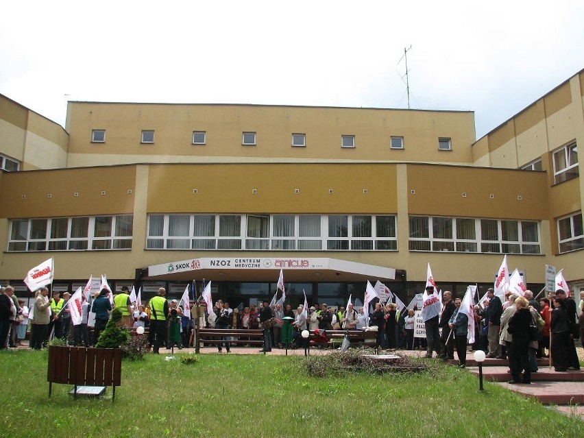 Związkowcy i pacjenci protestowali przed siedzibą Centrum Medycznego Amicus