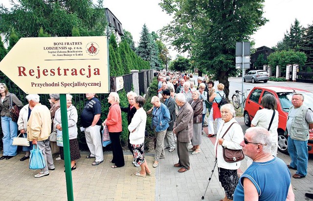 Gigantyczna kolejka przed przychodnią stała przez parę godzin.