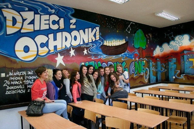 Mural &#8222;Memorie Gives Life&#8221; skończony. Uczniowie w szkolnej klasie pozują do pamiątkowego zdjęcia