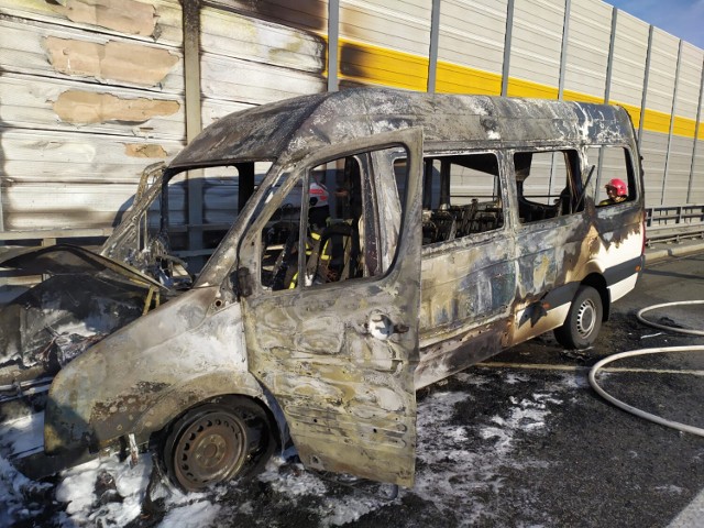 Volkswagen crafter doszczętnie spłonął na autostradzie A1 pod Grudziądzem. Z ogniem walczyły cztery zastępy straży pożarnej.
