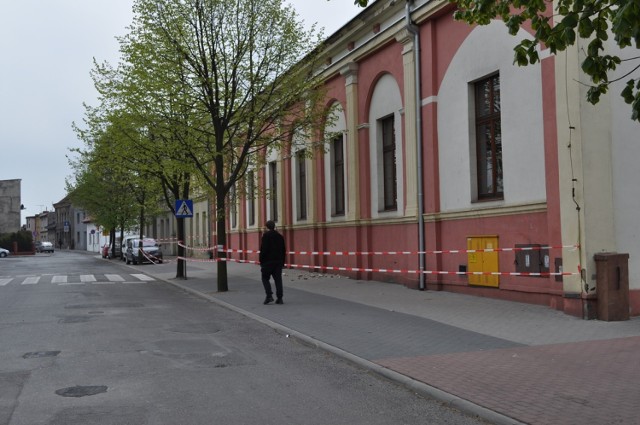 W Śremie: odpadający tynk z sali "Bazar" zagraża ludziom