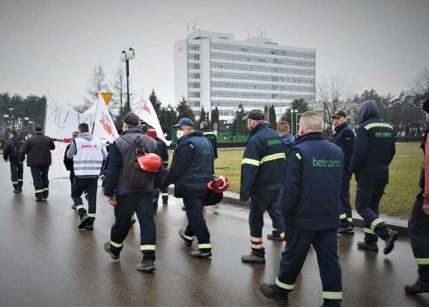 Pieniądze dostaną pracownicy kilku spółek PGE GIEK/zdjęcie...