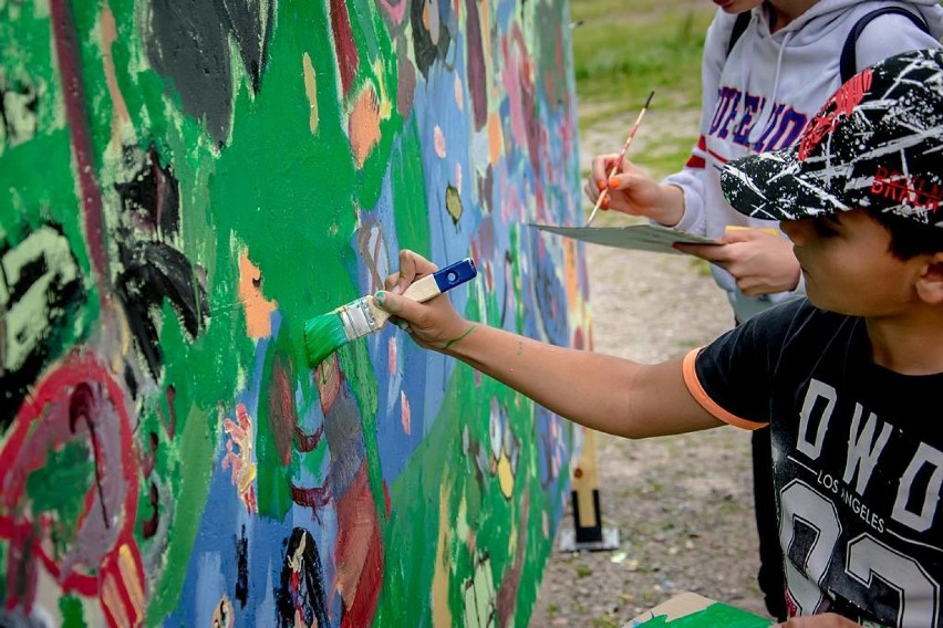 Wałbrzych: Dzieci namalowały mural „Ptaki na moim podwórku” (ZDJĘCIA i FILM)