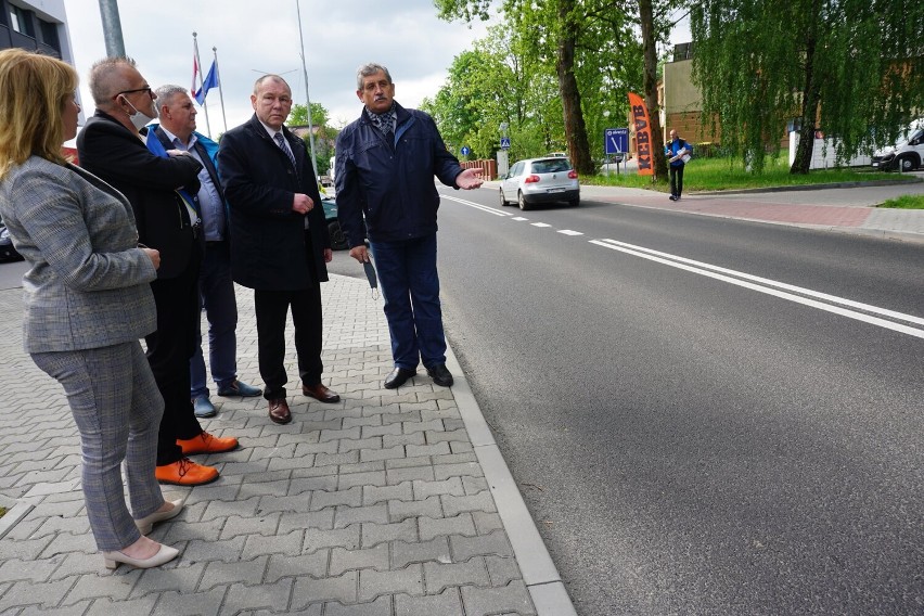 Ulica Krakowska w Alwerni już po remoncie. Jest nowy asfalt, dziury zniknęły z jezdni [ZDJĘCIA]