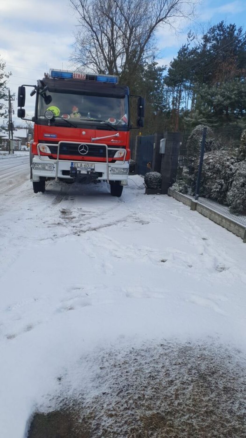 Śnieżyca w powiecie łaskim. Interwencje straży pożarnej