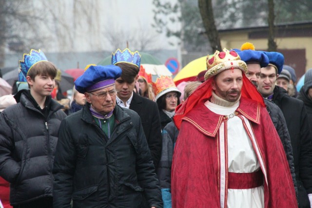 Orszak Trzech Króli w Dąbrowie Górniczej 

Zobacz kolejne zdjęcia/plansze. Przesuwaj zdjęcia w prawo naciśnij strzałkę lub przycisk NASTĘPNE