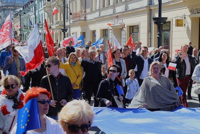 Piękna pogoda zachęciła wielu łodzian do uczestnictwa w obchodach majowego Święta Pracy. Były pochody na Piotrkowskiej , wiece i zgromadzenia w parkach pikniki rodzinne. Nie zabrakło tradycyjnej majowej kiełbaski.