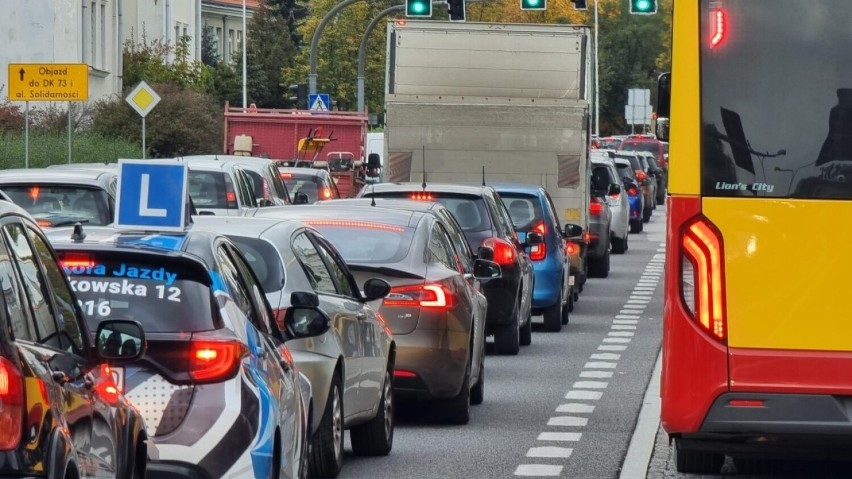 Od kilku tygodni kierowcy stoją w gigantycznych korkach w...