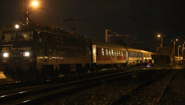 Na miejscu zdarzenia w nocy pracowali strażacy, policja i służby kolejowe. Mundurowi będą wyjaśniać okoliczności, w jakich doszło do wypadku na przejeździe kolejowym.