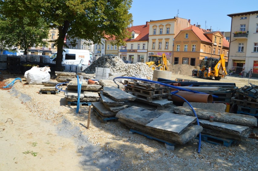 Rawicz. Prace przy rewitalizacji rynku na półmetku. Jak będzie przebiegał ruch samochodów? Ile będzie miejsc parkingowych? [ZDJĘCIA]