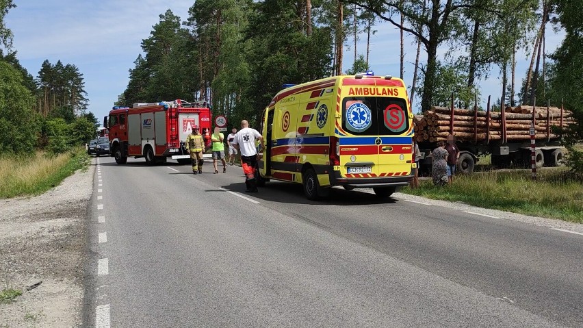 Zderzenie trzech samochodów na drodze z Chojnic do Kościerzyny. Na szczęście wszyscy cali | ZDJĘCIA, WIDEO