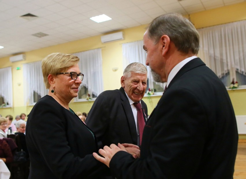 Małżeństwa na medal! Złote pary z gminy Przygodzice odebrały medale za długoletnie pożycie małżeńskie