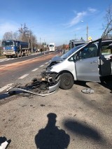 Wypadek na krajowej "siódemce" w Skarżysku. Osobówka zderzyła się z ciężarówką