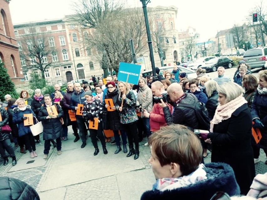 Protest pod biurem Anny Zalewskiej. Wspierali strajk nauczycieli [ZDJĘCIA]